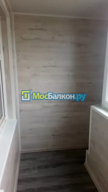 Отделка балконов ламинатом в Москве цены под ключ от МосБалкон