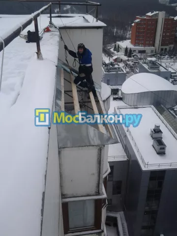 Крыша на балконе в Королёве монтаж и ремонт по выгодной цене от МосБалкон