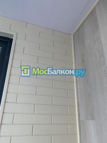 отделка балкона стеновым паркетом и ламинатом
