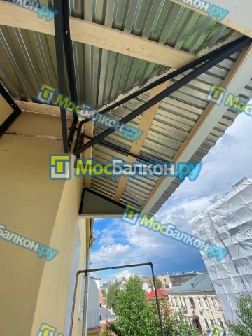 Крыша на балконе в Королёве монтаж и ремонт по выгодной цене от МосБалкон