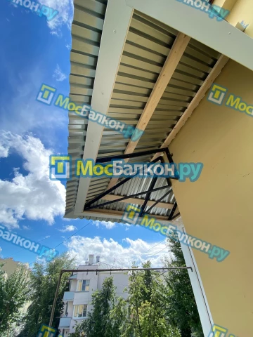 Крыша на балконе в Королёве монтаж и ремонт по выгодной цене от МосБалкон