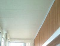 Обшивка потолка пластиковыми (ПВХ) панелями без рисунка